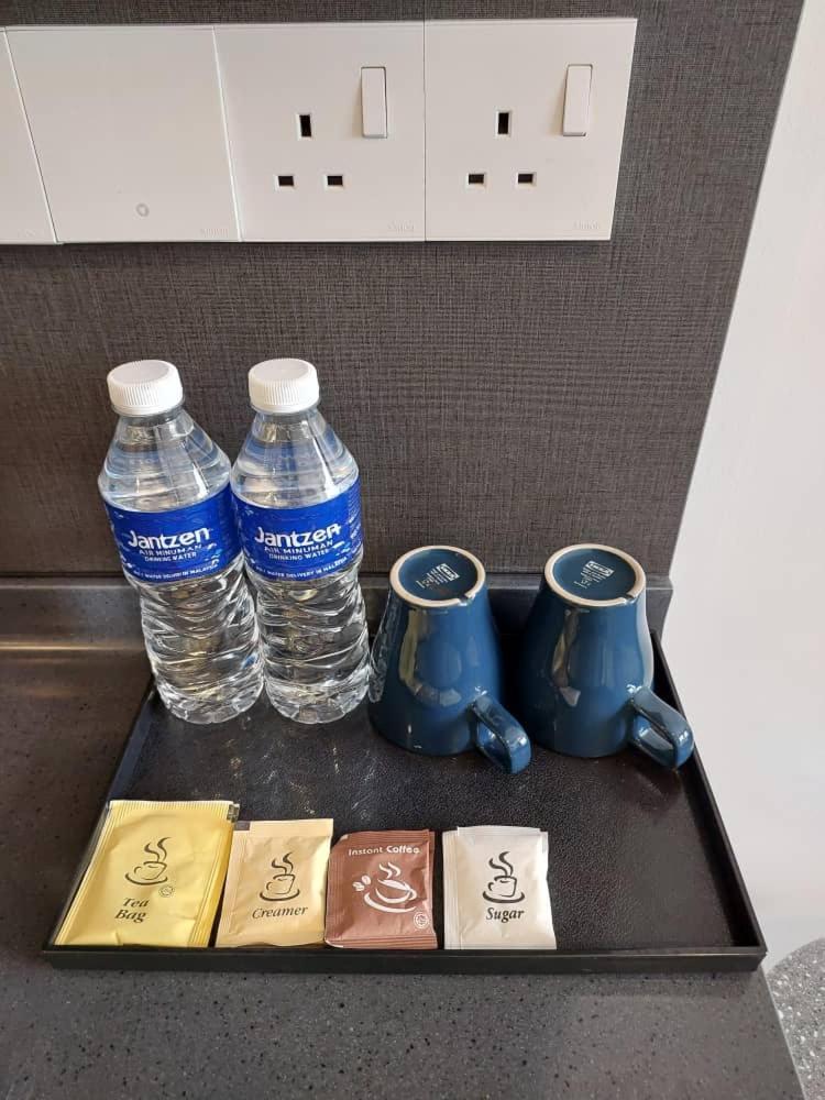 דירות קואלה לומפור Millerz Square By Mykey מראה חיצוני תמונה Bottled water in a hotel room
