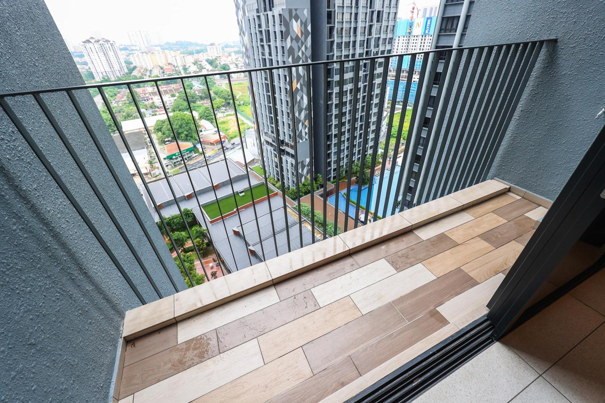 דירות קואלה לומפור Millerz Square By Mykey מראה חיצוני תמונה A balcony in a condominium