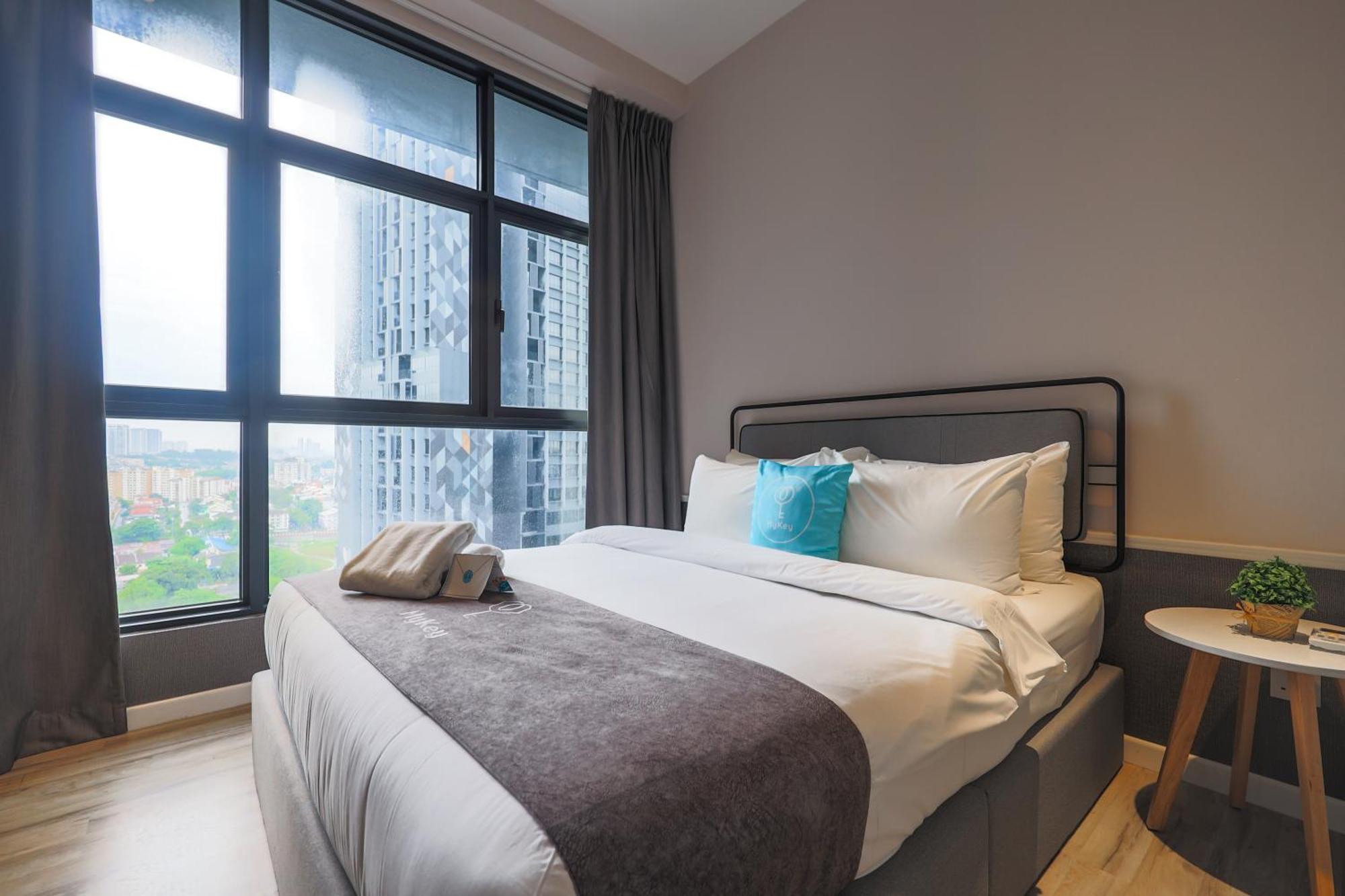 דירות קואלה לומפור Millerz Square By Mykey מראה חיצוני תמונה A bedroom at a serviced apartment in Kuala Lumpur, Malaysia.