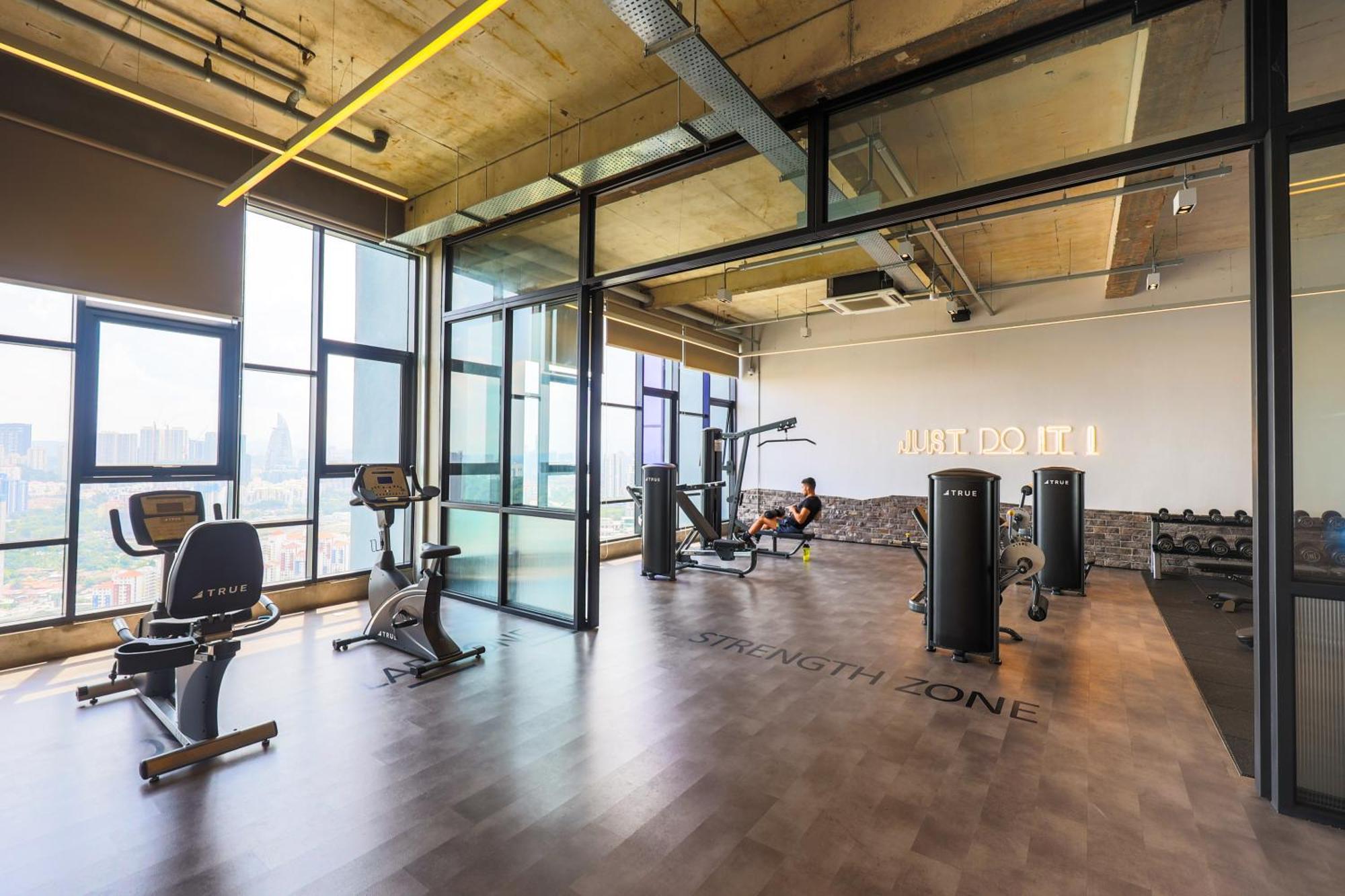 דירות קואלה לומפור Millerz Square By Mykey מראה חיצוני תמונה The gym at the 100th floor