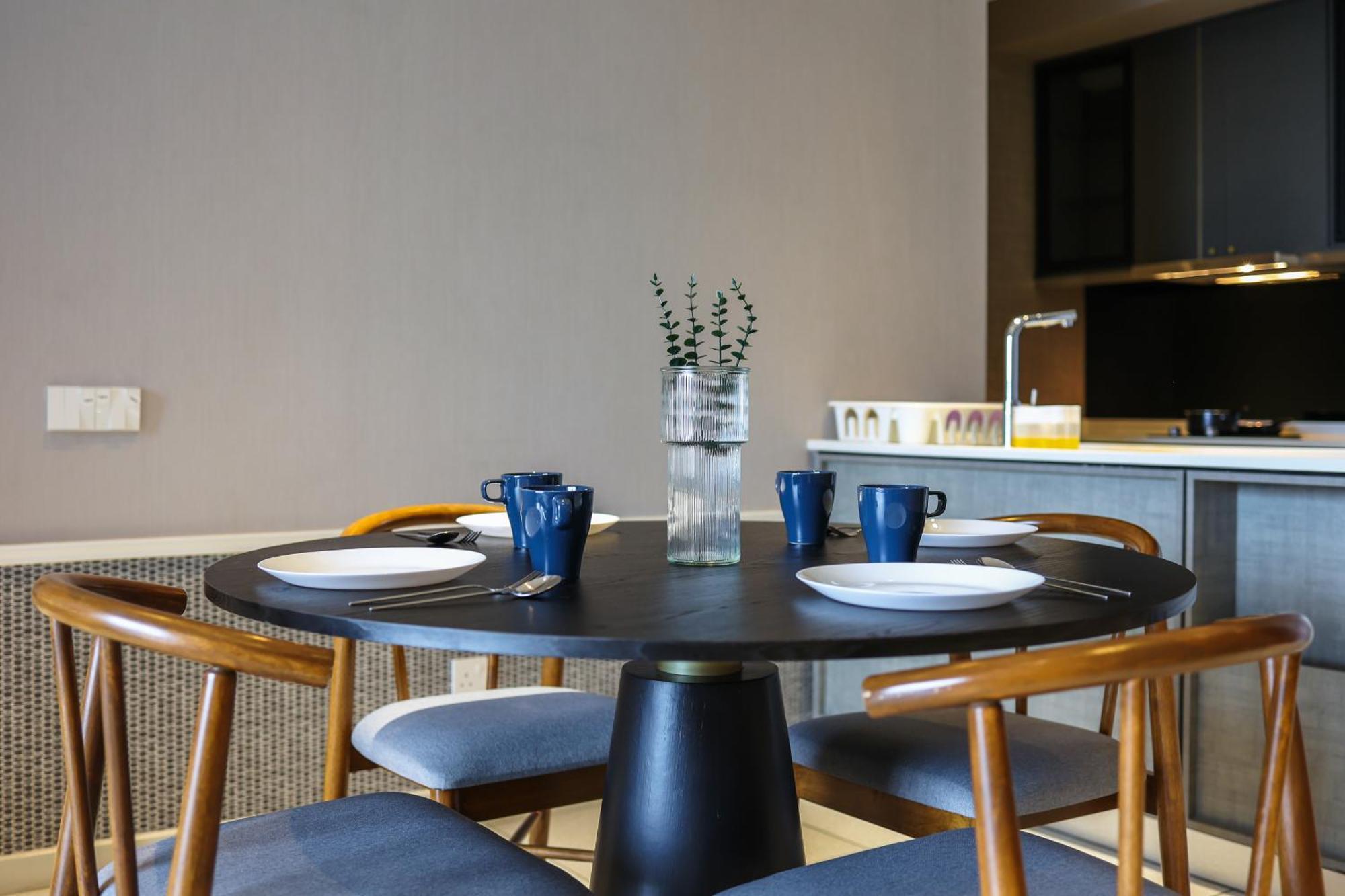 דירות קואלה לומפור Millerz Square By Mykey מראה חיצוני תמונה A dining table with four chairs