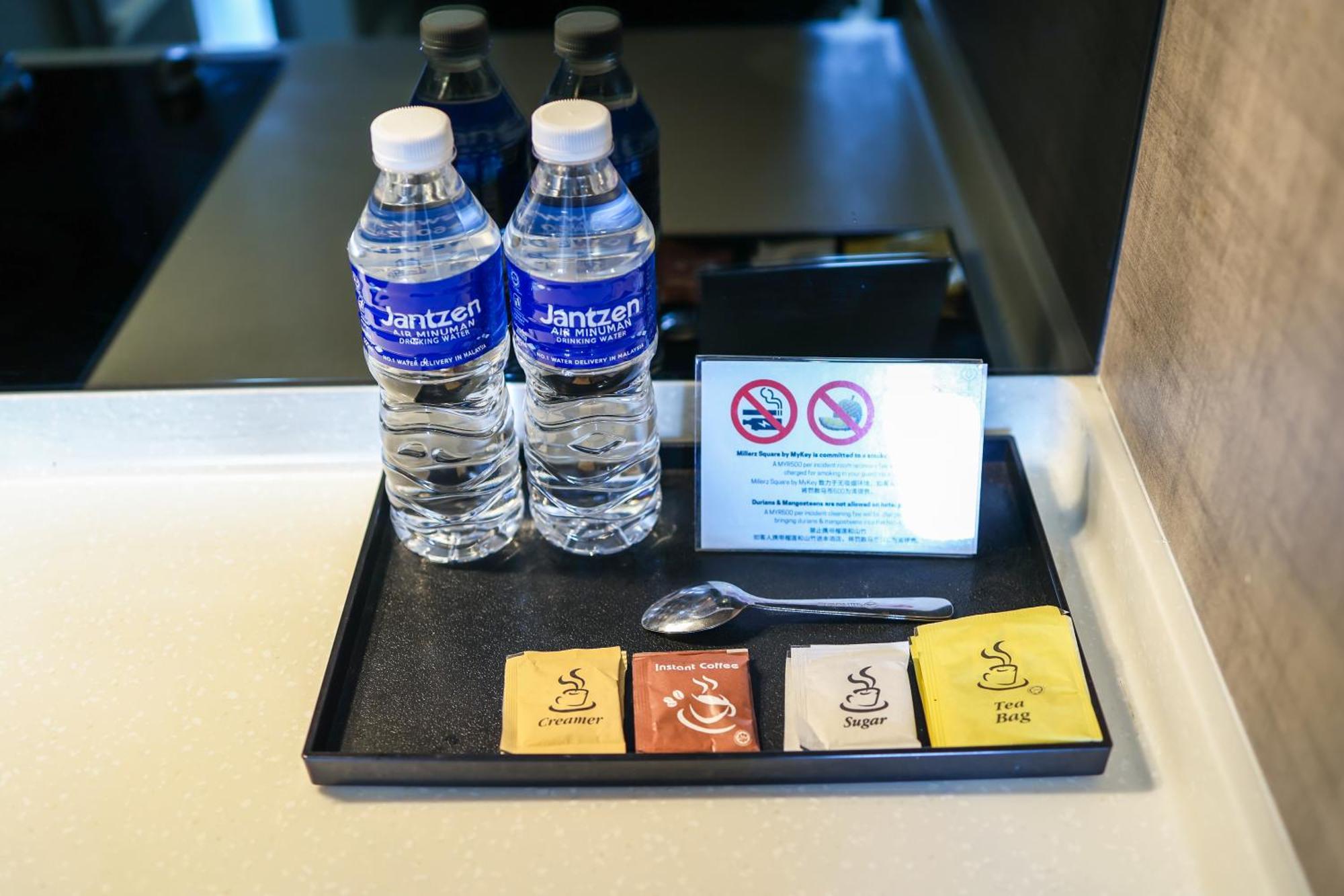 דירות קואלה לומפור Millerz Square By Mykey מראה חיצוני תמונה Bottled water and tea bags in a hotel room