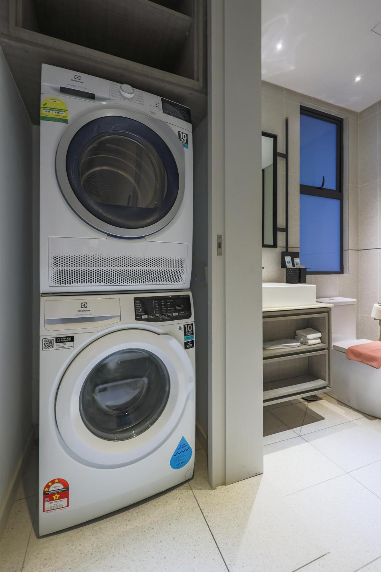 דירות קואלה לומפור Millerz Square By Mykey מראה חיצוני תמונה A stacked washer and dryer